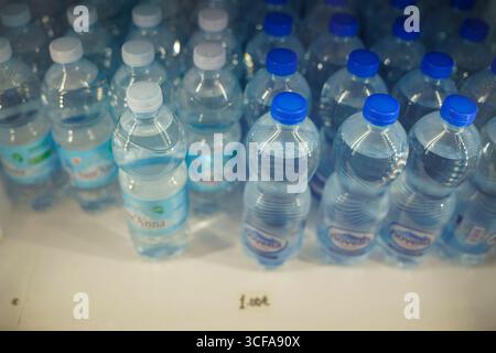 Cremona, Italien 25. Juli 2025 Reihen von Sant'Anna und Rocchetta Plastikwasserflaschen sind ordentlich auf einem weißen Supermarktregal angeordnet und können erworben werden Stockfoto