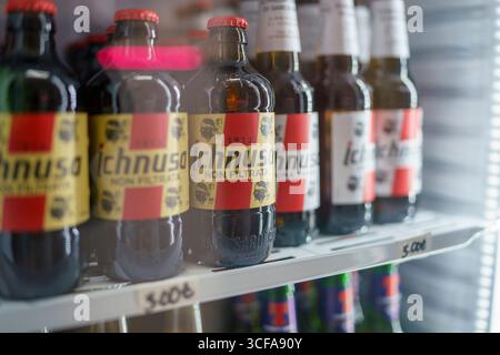 Cremona, Italien 25. Juli 2025 Ichnusa Non-filtrata-Bierflaschen, die im gekühlten Kühlschrank angeordnet sind, versprechen einen erfrischenden Geschmack der sardischen Brauerei Stockfoto