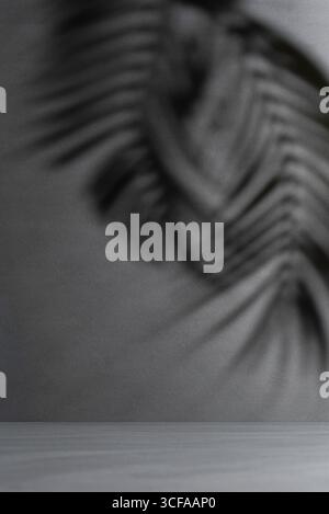 Dunkler Hintergrund mit dramatischen Palmblattschatten, tropischer abstrakter Textur, stimmungsvollem künstlerischen Naturmuster, minimalem und stilvollem Design für modernen Stil Stockfoto