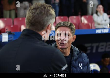 LONDON, Großbritannien - 21. August 2025: Crystal Palace Manager Oliver Glasner begrüßt Fredrikstad FK Head Coach Andreas Hagen beim Play-off-Spiel der UEFA Conference League zwischen Crystal Palace FC und Fredrikstad FK im Selhurst Park (Foto: Craig Mercer/ Alamy Live News) Stockfoto