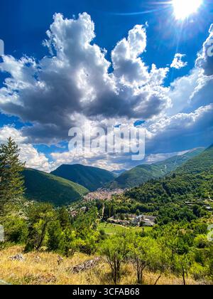 Malerischer Blick auf Scanno, Italien, erleuchtet unter der Sommersonne, inmitten eines atemberaubenden bewölkten Himmels und umgeben von den üppigen grünen Abruzzen mountai Stockfoto