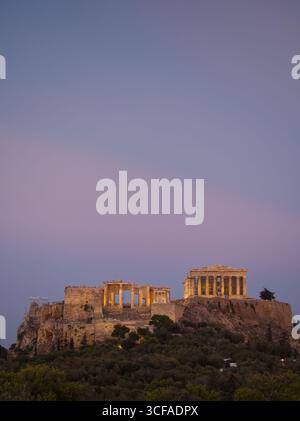 Der antike Akropolis-Hügel mit dem Parthenon-Tempel, der in der Abenddämmerung vor einem violetten Himmel in Athens1 beleuchtet wird Stockfoto