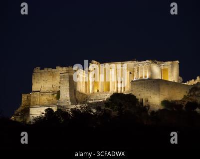 Antike griechische Akropolis mit Parthenon-Tempel, beleuchtet vor dunklem Nachthimmel in Athen, Griechenland Stockfoto