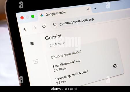 Google Gemini Web-App-Benutzeroberfläche auf dem Laptop zeigt die Modellauswahl „Gemini 2,5 Pro“ in einer Browser-Registerkarte an. Stafford, Vereinigtes Königreich, 21. August 2025 Stockfoto
