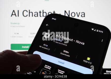 KI Chatbot Nova App-Seite auf Google Play wird auf dem Smartphone angezeigt, mit Installationsschaltfläche und Anzahl der Downloads. Stafford, Vereinigtes Königreich, 21. August 2025 Stockfoto