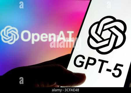 GPT-5-Logo auf dem Smartphone in der Hand mit OpenAI-Gradient-Branding-Hintergrund. Stafford, Vereinigtes Königreich, 21. August 2025 Stockfoto
