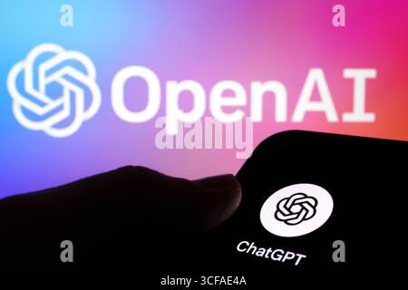 OpenAI-Branding mit ChatGPT-App-Symbol auf dem Smartphone vor Hintergrund des Verlaufs. Stafford, Vereinigtes Königreich, 21. August 2025 Stockfoto