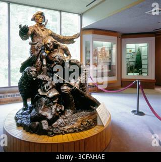 Statue von Meriwether Lewis und William Clark im Ausstellungsraum des Besucherzentrums am Fort Clatsop National Memorial, Clatsop County, Oregon, USA Stockfoto