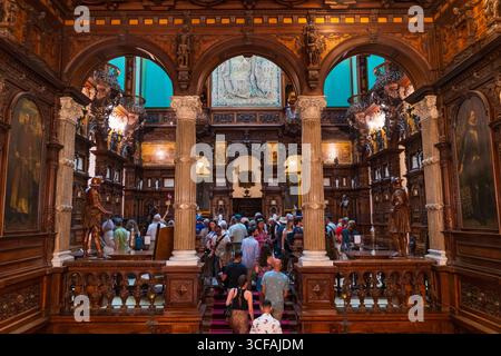 Die Ehrenhalle im Schloss Peles in Sinaia, Rumänien Stockfoto