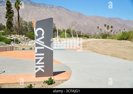 Palm Springs, Kalifornien, USA. August 2025. Das neu errichtete CV Link-Segment an der El Cielo Road und Mesquite Avenue in Palm Springs, Kalifornien, fotografiert am 17. August 2025. Der Mehrzweckweg ist Teil des regionalen Projekts des Coachella Valley, das die Gemeinden mit einem 40 km langen Weg für Radfahrer, Fußgänger und langsame Elektrofahrzeuge verbinden soll. Dieser Abschnitt von Palm Springs bietet schattige Ruhebereiche, moderne Designelemente und eine malerische Aussicht auf die San Jacinto Mountains. (Kreditbild: © Ian L. Sitren/ZUMA Press Wire) NUR REDAKTIONELLE VERWENDUNG! Nicht für kommerzielle ZWECKE! Stockfoto
