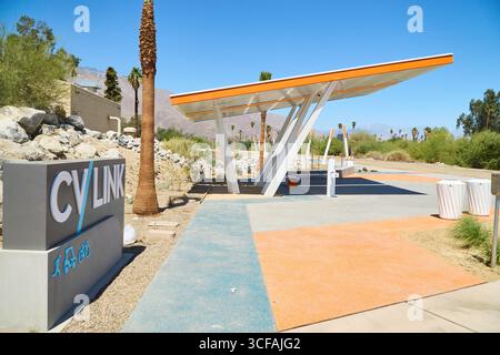 Palm Springs, Kalifornien, USA. August 2025. Das neu errichtete CV Link-Segment an der El Cielo Road und Mesquite Avenue in Palm Springs, Kalifornien, fotografiert am 17. August 2025. Der Mehrzweckweg ist Teil des regionalen Projekts des Coachella Valley, das die Gemeinden mit einem 40 km langen Weg für Radfahrer, Fußgänger und langsame Elektrofahrzeuge verbinden soll. Dieser Abschnitt von Palm Springs bietet schattige Ruhebereiche, moderne Designelemente und eine malerische Aussicht auf die San Jacinto Mountains. (Kreditbild: © Ian L. Sitren/ZUMA Press Wire) NUR REDAKTIONELLE VERWENDUNG! Nicht für kommerzielle ZWECKE! Stockfoto