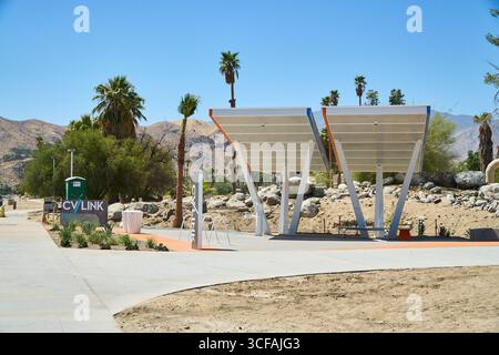 Palm Springs, Kalifornien, USA. August 2025. Das neu errichtete CV Link-Segment an der El Cielo Road und Mesquite Avenue in Palm Springs, Kalifornien, fotografiert am 17. August 2025. Der Mehrzweckweg ist Teil des regionalen Projekts des Coachella Valley, das die Gemeinden mit einem 40 km langen Weg für Radfahrer, Fußgänger und langsame Elektrofahrzeuge verbinden soll. Dieser Abschnitt von Palm Springs bietet schattige Ruhebereiche, moderne Designelemente und eine malerische Aussicht auf die San Jacinto Mountains. (Kreditbild: © Ian L. Sitren/ZUMA Press Wire) NUR REDAKTIONELLE VERWENDUNG! Nicht für kommerzielle ZWECKE! Stockfoto