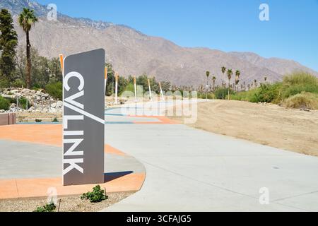 Palm Springs, Kalifornien, USA. August 2025. Das neu errichtete CV Link-Segment an der El Cielo Road und Mesquite Avenue in Palm Springs, Kalifornien, fotografiert am 17. August 2025. Der Mehrzweckweg ist Teil des regionalen Projekts des Coachella Valley, das die Gemeinden mit einem 40 km langen Weg für Radfahrer, Fußgänger und langsame Elektrofahrzeuge verbinden soll. Dieser Abschnitt von Palm Springs bietet schattige Ruhebereiche, moderne Designelemente und eine malerische Aussicht auf die San Jacinto Mountains. (Kreditbild: © Ian L. Sitren/ZUMA Press Wire) NUR REDAKTIONELLE VERWENDUNG! Nicht für kommerzielle ZWECKE! Stockfoto