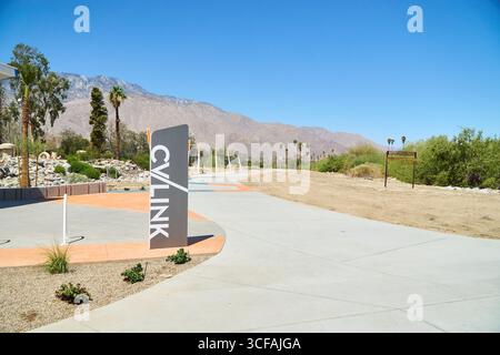 Palm Springs, Kalifornien, USA. August 2025. Das neu errichtete CV Link-Segment an der El Cielo Road und Mesquite Avenue in Palm Springs, Kalifornien, fotografiert am 17. August 2025. Der Mehrzweckweg ist Teil des regionalen Projekts des Coachella Valley, das die Gemeinden mit einem 40 km langen Weg für Radfahrer, Fußgänger und langsame Elektrofahrzeuge verbinden soll. Dieser Abschnitt von Palm Springs bietet schattige Ruhebereiche, moderne Designelemente und eine malerische Aussicht auf die San Jacinto Mountains. (Kreditbild: © Ian L. Sitren/ZUMA Press Wire) NUR REDAKTIONELLE VERWENDUNG! Nicht für kommerzielle ZWECKE! Stockfoto