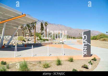 Palm Springs, Kalifornien, USA. August 2025. Das neu errichtete CV Link-Segment an der El Cielo Road und Mesquite Avenue in Palm Springs, Kalifornien, fotografiert am 17. August 2025. Der Mehrzweckweg ist Teil des regionalen Projekts des Coachella Valley, das die Gemeinden mit einem 40 km langen Weg für Radfahrer, Fußgänger und langsame Elektrofahrzeuge verbinden soll. Dieser Abschnitt von Palm Springs bietet schattige Ruhebereiche, moderne Designelemente und eine malerische Aussicht auf die San Jacinto Mountains. (Kreditbild: © Ian L. Sitren/ZUMA Press Wire) NUR REDAKTIONELLE VERWENDUNG! Nicht für kommerzielle ZWECKE! Stockfoto
