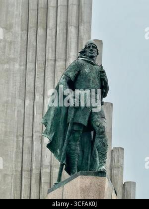 Leif Erikson-Denkmal vor der Hallgrímskirkja-Kirche in Reykjavik. Stockfoto