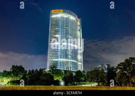 Postturm in Bonn 21.08.2025 Langzeitbelichtung des Posttürme am Rheinufer. Die Fassade des 162,5 Meter hohen Hochhauses, Hauptsitz der Deutschen Post DHL Group, das Gebäude zählt zu den architektonischen Wahrzeichen der Stadt Bonn und ist das höchste Bürogebäude Nordrhein-Westfalens. Bonn Gronau Nordrhein-Westfalen Deutschland *** Postturm in Bonn 21 08 2025 lange Exposition des Postturms am Rheinufer die Fassade des 162 Meter hohen Hochhauses, Hauptsitz der Deutschen Post DHL Group, das Gebäude ist eines der architektonischen Wahrzeichen der Stadt Bonn und die talle Stockfoto