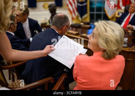EU-Kommissionspräsidentin Ursula von der Leyen erhält bei ihrem Treffen am Montag, den 18. August 2025, im Oval Office eine gedruckte Kopie des Posts Truth Social von Präsident Donald Trump. (Offizielles Foto des Weißen Hauses von Daniel Torok) Stockfoto