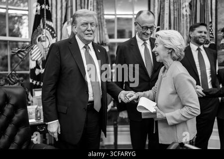 Präsident Donald Trump schüttelt nach ihrem Treffen am Montag, 18. August 2025, im Oval Office die Hand mit der Präsidentin der Europäischen Kommission Ursula von der Leyen. (Offizielles Foto des Weißen Hauses von Daniel Torok) Stockfoto
