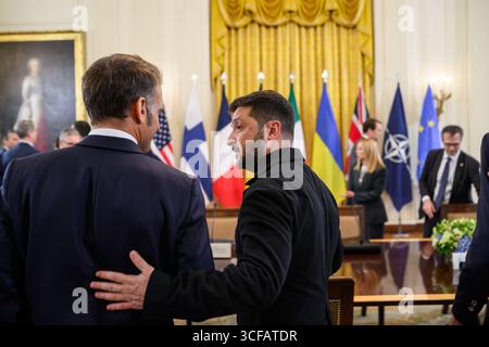 Der ukrainische Präsident Wolodymyr Zelenskyj spricht mit dem französischen Präsidenten Emmanuel Macron während eines multilateralen Treffens am Montag, den 18. August 2025, im östlichen Saal des Weißen Hauses. (Offizielles Foto des Weißen Hauses von Daniel Torok) Stockfoto