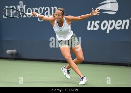 New York, USA. August 2025. Hanne Vandewinkel (Belgien) spielt gegen Viktoriya Tomova (Bulgarien) während der 2. Runde der US Open 2025 im USTA Billie Jean King National Tennis Center im Flushing Meadow-Corona Park, New York, NY, am 21. August 2025. (Foto: Anthony Behar/SipaUSA) Credit: SIPA USA/Alamy Live News Stockfoto