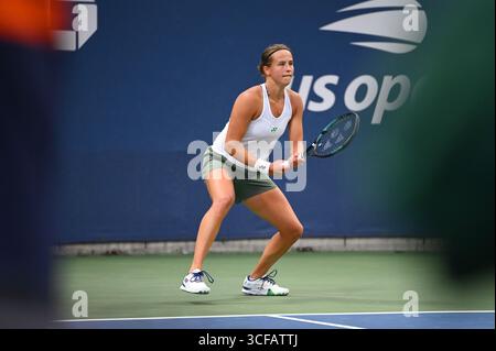 New York, USA. August 2025. Hanne Vandewinkel (Belgien) spielt gegen Viktoriya Tomova (Bulgarien) während der 2. Runde der US Open 2025 im USTA Billie Jean King National Tennis Center im Flushing Meadow-Corona Park, New York, NY, am 21. August 2025. (Foto: Anthony Behar/SipaUSA) Credit: SIPA USA/Alamy Live News Stockfoto