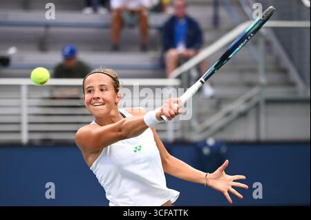 New York, USA. August 2025. Hanne Vandewinkel (Belgien) spielt gegen Viktoriya Tomova (Bulgarien) während der 2. Runde der US Open 2025 im USTA Billie Jean King National Tennis Center im Flushing Meadow-Corona Park, New York, NY, am 21. August 2025. (Foto: Anthony Behar/SipaUSA) Credit: SIPA USA/Alamy Live News Stockfoto