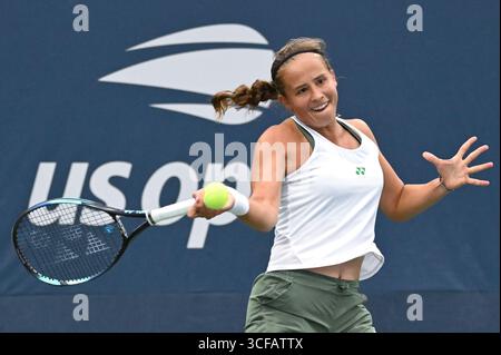 New York, USA. August 2025. Hanne Vandewinkel (Belgien) spielt gegen Viktoriya Tomova (Bulgarien) während der 2. Runde der US Open 2025 im USTA Billie Jean King National Tennis Center im Flushing Meadow-Corona Park, New York, NY, am 21. August 2025. (Foto: Anthony Behar/SipaUSA) Credit: SIPA USA/Alamy Live News Stockfoto