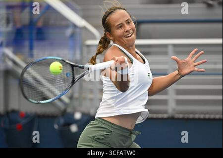 New York, USA. August 2025. Hanne Vandewinkel (Belgien) spielt gegen Viktoriya Tomova (Bulgarien) während der 2. Runde der US Open 2025 im USTA Billie Jean King National Tennis Center im Flushing Meadow-Corona Park, New York, NY, am 21. August 2025. (Foto: Anthony Behar/SipaUSA) Credit: SIPA USA/Alamy Live News Stockfoto