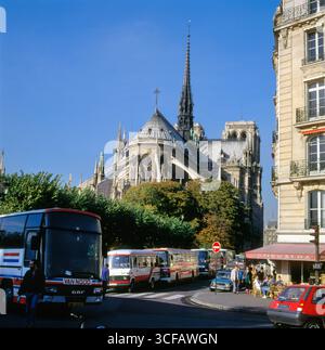 Lange Busse parken entlang der Notre-Dame in der Rue du Cloître-Notre-Dame, Île de la Cité, Paris, Frankreich Stockfoto