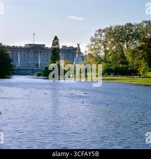 Queen Victoria Memorial vor dem Buckingham Palace von der anderen Seite des St. James's Park Lake mit Wasservögeln auf dem See, St. James's Park, Stadt Wes Stockfoto