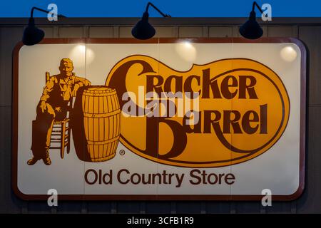 Das Bild zeigt das Original Cracker Barrel Old Country Store Logo an der Außenwand eines Gebäudes. Das rechteckige Schild ist cremefarben Stockfoto