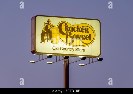 Das Bild zeigt das Original Cracker Barrel Old Country Store Logo an der Außenwand eines Gebäudes. Das rechteckige Schild ist cremefarben Stockfoto