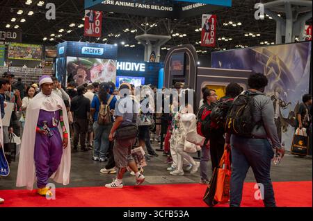 New York, Usa. August 2025. Menschen in Kostümen besuchen 2025 die Anime NYC im Jacob Javits Center. Quelle: SOPA Images Limited/Alamy Live News Stockfoto