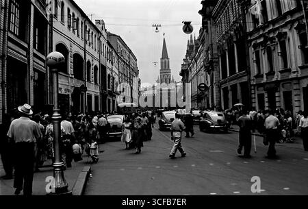 Menschen und Autos auf der 25. Oktoberstraße (heute Nikolskaja) mit dem Nikolskaja-Turm des Kreml im Hintergrund, Moskau, UdSSR, 1959 – eine Szene des täglichen Lebens in der sowjetischen Hauptstadt Stockfoto