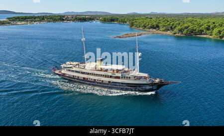 Šibenik, Kroatien, Adria: Elegante Motoryacht/Mini-Kreuzfahrt/kleines Schiff CASABLANCA in der Navigation durch den engen St. Anthony Kanal nach Sibenik Stockfoto