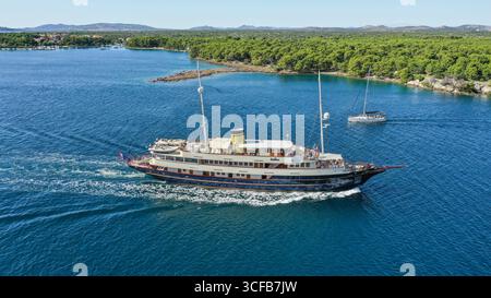 Šibenik, Kroatien, Adria: Elegante Motoryacht/Mini-Kreuzfahrt/kleines Schiff CASABLANCA in der Navigation durch den engen St. Anthony Kanal nach Sibenik Stockfoto