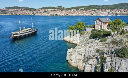 Šibenik, Kroatien, Adria: Elegante Motoryacht/Mini-Kreuzfahrt/kleines Schiff CASABLANCA in der Navigation durch den engen St. Anthony Kanal nach Sibenik Stockfoto