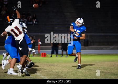 American Football Game Moanalua High School Quarterback wirft im Spiel gegen Campbell einen Touchdown Stockfoto