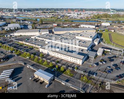 Tacoma, Vereinigte Staaten - 18. April 2025: Aus der Vogelperspektive des Northwest Interention Center getaucht in das sanfte Leuchten der Nachmittagssonne, kontrastierendes SHA Stockfoto