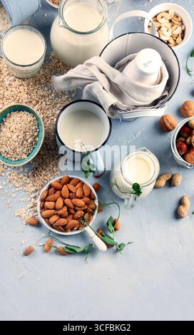 Verschiedene vegane pflanzliche Milch und Zutaten. Milch-freie Milch-Ersatz-Getränk. Gesundes veganes und vegetarisches Diätkonzept. Stockfoto