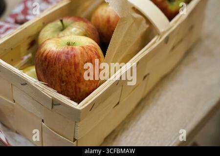 Köstliche frische Äpfel in einem rustikalen und charmanten Korb für Sie Stockfoto