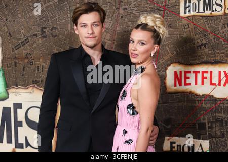 Millie Bobby Brown und Ehemann Jake Bongiovi begrüßen das erste Baby zusammen. Das Paar gab bekannt, dass sie ihr erstes Baby am Donnerstag, den 21. August 2025, über Adoption auf Instagram begrüßten. MANHATTAN, NEW YORK CITY, NEW YORK, USA - 27. OKTOBER: Der US-amerikanische Schauspieler Jake Bongiovi und die Freundin/britische Schauspielerin Millie Bobby Brown mit Louis Vuitton treffen am 27. Oktober 2022 in Manhattan, New York City, New York, USA, zur Weltpremiere von Netflix's „Enola Holmes 2“ ein. (Foto: Jordan Hinton/Image Press Agency) Stockfoto