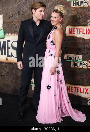 Millie Bobby Brown und Ehemann Jake Bongiovi begrüßen das erste Baby zusammen. Das Paar gab bekannt, dass sie ihr erstes Baby am Donnerstag, den 21. August 2025, über Adoption auf Instagram begrüßten. MANHATTAN, NEW YORK CITY, NEW YORK, USA - 27. OKTOBER: Der US-amerikanische Schauspieler Jake Bongiovi und die Freundin/britische Schauspielerin Millie Bobby Brown mit Louis Vuitton treffen am 27. Oktober 2022 in Manhattan, New York City, New York, USA, zur Weltpremiere von Netflix's „Enola Holmes 2“ ein. (Foto: Jordan Hinton/Image Press Agency) Stockfoto