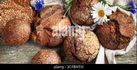 Frisch gebackene traditionelle Brot auf Holztisch Stockfoto
