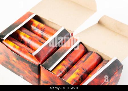 Verpackung von fliegenden Zirkoblits Feuerwerkskörpern auf dem Tisch. Sicherheit mit Pyrotechnik Stockfoto