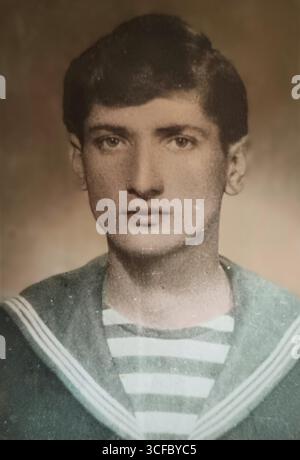 Lovran, Kroatien, Jugoslawien, 1959: Ein offizielles Atelierporträt eines jungen Seemanns der jugoslawischen Marine (JRM), der in Lovran stationiert ist. Er posiert in seiner Uniform ohne Kappe und hebt den berühmten Matrosenkragen und die Militärpflege in der Sozialistischen Bundesrepublik (SFRJ) Ende der 1950er Jahre hervor Stockfoto