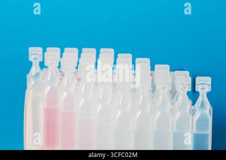 Röhrchen mit probiotischen und metabiotischen neuen Generationen auf blauem Hintergrund. Das Konzept der Behandlung von Erkrankungen des Gastrointestinaltraktes mit Succinic Stockfoto
