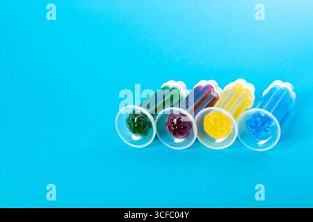 Set aus mehrfarbigen Gelspritzen mit Desinfektionsmittel und Reiniger zur Reinigung der Toilettenschüssel auf blauem Hintergrund, Hygiene. Kopierbereich für Text Stockfoto