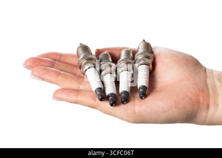 Autokerzen in der Hand eines Mädchens auf weißem Hintergrund, isolieren. Stockfoto